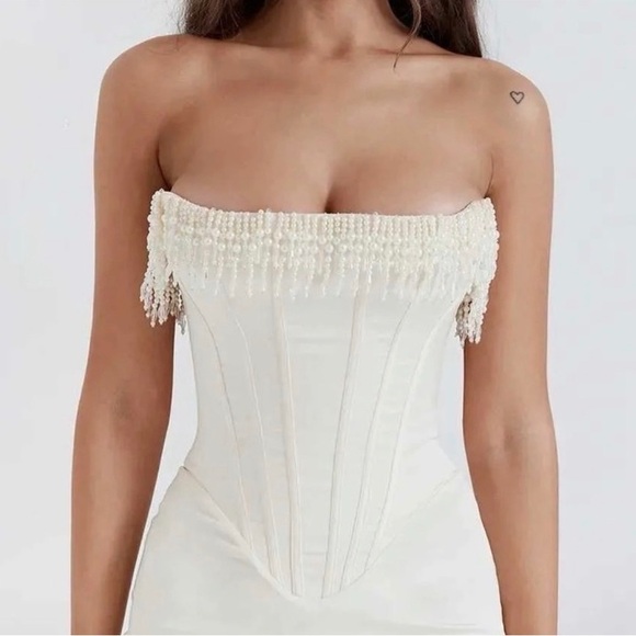 Elegant White Strapless Dress - Picture 2 of 6